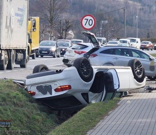 Czchów. Dachowanie samochodu na DK75. Jedna osoba ranna