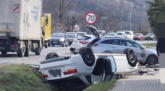 Czchów. Dachowanie samochodu na DK75. Jedna osoba ranna