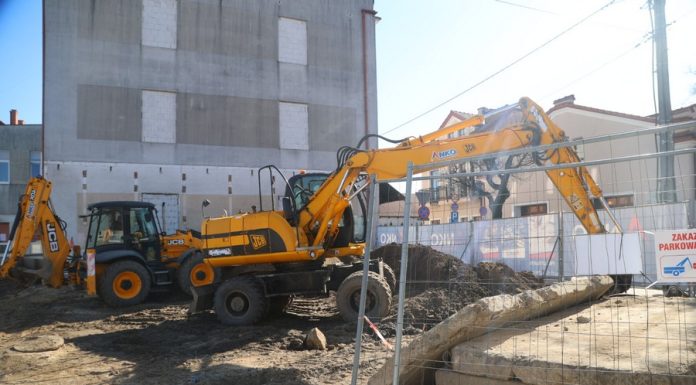 Niepołomice. Trwa rozbudowa najstarszej szkoły. Inwestycja za 8,5 mln zł