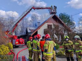 Pożar w Mokrzyskach. Ogień z wiaty przeniósł się na dach domu