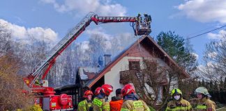 Pożar w Mokrzyskach. Ogień z wiaty przeniósł się na dach domu