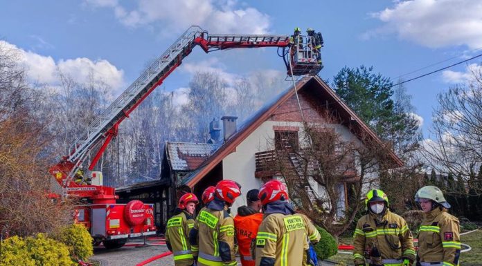 Pożar w Mokrzyskach. Ogień z wiaty przeniósł się na dach domu