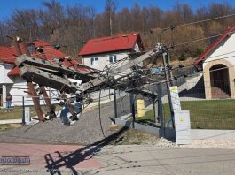 Silny wiatr połamał słupy energetyczne. Część mieszkańców bez prądu