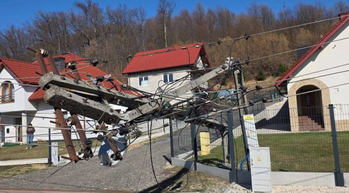 Silny wiatr połamał słupy energetyczne. Część mieszkańców bez prądu