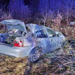 Dachowanie samochodu w Porębie Spytkowskiej. Dwie osoby trafiły do szpitala