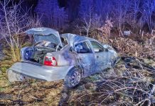 Dachowanie samochodu w Porębie Spytkowskiej. Dwie osoby trafiły do szpitala