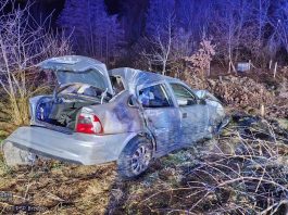 Dachowanie samochodu w Porębie Spytkowskiej. Dwie osoby trafiły do szpitala