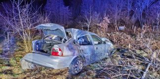 Dachowanie samochodu w Porębie Spytkowskiej. Dwie osoby trafiły do szpitala
