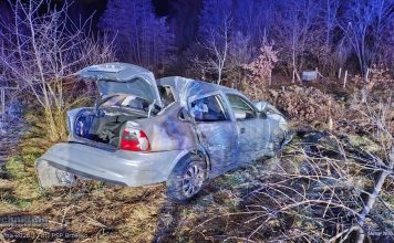 Dachowanie samochodu w Porębie Spytkowskiej. Dwie osoby trafiły do szpitala