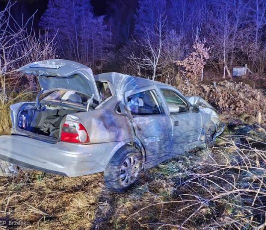 Dachowanie samochodu w Porębie Spytkowskiej. Dwie osoby trafiły do szpitala
