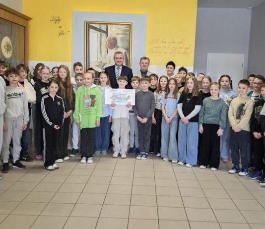 Gry VR trafiły do szkół w powiecie bocheńskim. Nowa technologia będzie uczyć bezpieczeństwa na drodze