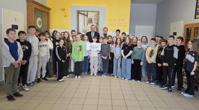 Gry VR trafiły do szkół w powiecie bocheńskim. Nowa technologia będzie uczyć bezpieczeństwa na drodze