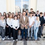 Młodzież z Niepołomic spotkała się z Rafałem Trzaskowskim. Było Q&A i rozmowy o rozwoju miast – ZDJĘCIA