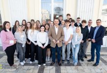 Młodzież z Niepołomic spotkała się z Rafałem Trzaskowskim. Było Q&A i rozmowy o rozwoju miast – ZDJĘCIA