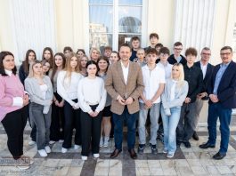 Młodzież z Niepołomic spotkała się z Rafałem Trzaskowskim. Było Q&A i rozmowy o rozwoju miast – ZDJĘCIA