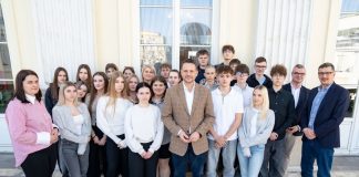 Młodzież z Niepołomic spotkała się z Rafałem Trzaskowskim. Było Q&A i rozmowy o rozwoju miast – ZDJĘCIA