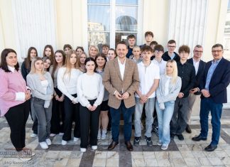 Młodzież z Niepołomic spotkała się z Rafałem Trzaskowskim. Było Q&A i rozmowy o rozwoju miast – ZDJĘCIA