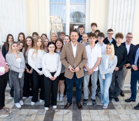 Młodzież z Niepołomic spotkała się z Rafałem Trzaskowskim. Było Q&A i rozmowy o rozwoju miast – ZDJĘCIA