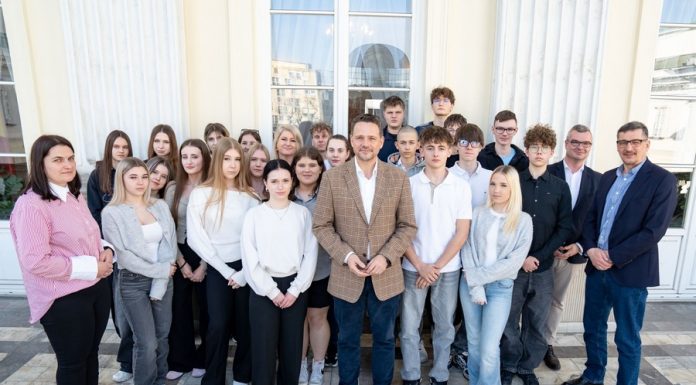 Młodzież z Niepołomic spotkała się z Rafałem Trzaskowskim. Było Q&A i rozmowy o rozwoju miast – ZDJĘCIA