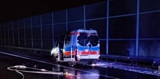 Pożar karetki na A4 koło Bochni. Zablokowana jezdnia w kierunku Krakowa