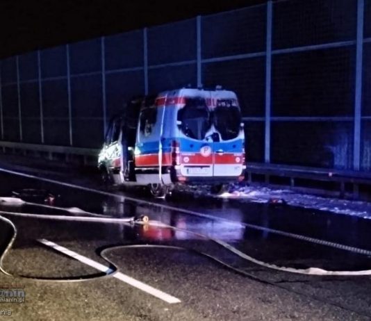 Pożar karetki na A4 koło Bochni. Zablokowana jezdnia w kierunku Krakowa