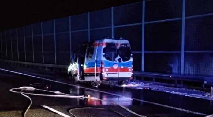 Pożar karetki na A4 koło Bochni. Zablokowana jezdnia w kierunku Krakowa