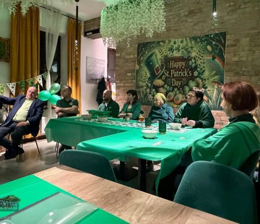 Dzień św. Patryka w Bochni. Język angielski i wspólna zabawa – ZDJĘCIA