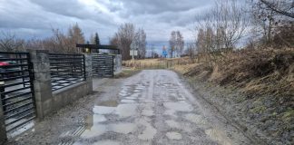 Bochnia. Mieszkańcy ul. Św. Urbana skarżą się na fatalny stan drogi. „Interweniujemy od lat” – ZDJĘCIA