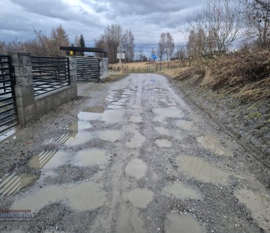 Bochnia. Mieszkańcy ul. Św. Urbana skarżą się na fatalny stan drogi. „Interweniujemy od lat” – ZDJĘCIA