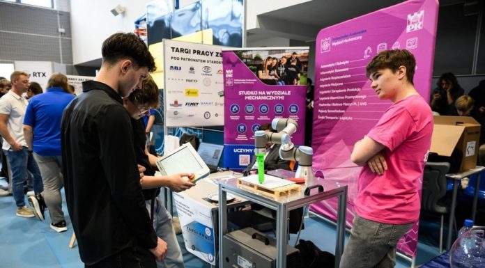 V Targi Pracy w „Mechaniku”. Spotkanie uczniów z pracodawcami – ZDJĘCIA