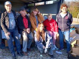 Ponad 33 tony makulatury dla dzieci z Kamerunu. Udana akcja przy kościele św. Pawła w Bochni – ZDJĘCIA