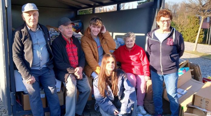 Ponad 33 tony makulatury dla dzieci z Kamerunu. Udana akcja przy kościele św. Pawła w Bochni – ZDJĘCIA