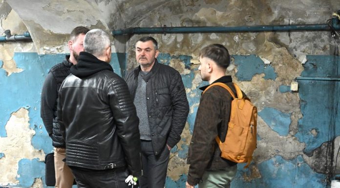 Bochnia. Radni na ul. Trudnej 1. Wizja lokalna potwierdziła zły stan techniczny budynku – ZDJĘCIA