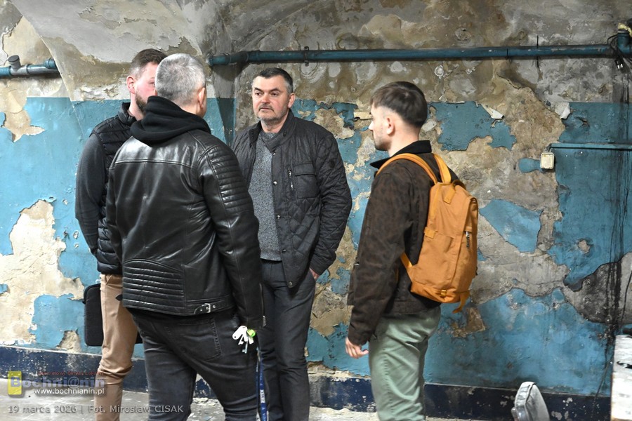 Bochnia. Radni na ul. Trudnej 1. Wizja lokalna potwierdziła zły stan techniczny budynku – ZDJĘCIA