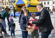 Wielkanocny kiermasz na Rynku w Bochni. Świąteczna atmosfera i liczne atrakcje – ZDJĘCIA