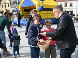 Wielkanocny kiermasz na Rynku w Bochni. Świąteczna atmosfera i liczne atrakcje – ZDJĘCIA