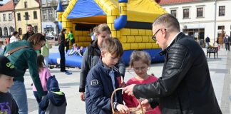 Wielkanocny kiermasz na Rynku w Bochni. Świąteczna atmosfera i liczne atrakcje – ZDJĘCIA