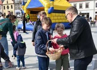 Wielkanocny kiermasz na Rynku w Bochni. Świąteczna atmosfera i liczne atrakcje – ZDJĘCIA