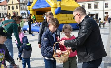 Wielkanocny kiermasz na Rynku w Bochni. Świąteczna atmosfera i liczne atrakcje – ZDJĘCIA