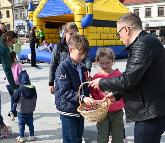 Wielkanocny kiermasz na Rynku w Bochni. Świąteczna atmosfera i liczne atrakcje – ZDJĘCIA