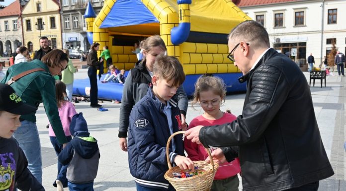 Wielkanocny kiermasz na Rynku w Bochni. Świąteczna atmosfera i liczne atrakcje – ZDJĘCIA