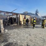 Pożar budynku gospodarczego w Królówce. W środku były maszyny rolnicze – ZDJĘCIA