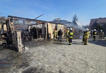 Pożar budynku gospodarczego w Królówce. W środku były maszyny rolnicze – ZDJĘCIA