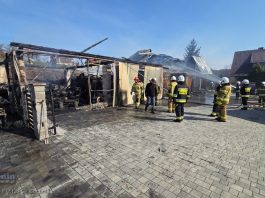 Pożar budynku gospodarczego w Królówce. W środku były maszyny rolnicze – ZDJĘCIA