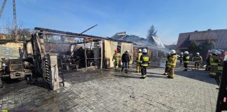 Pożar budynku gospodarczego w Królówce. W środku były maszyny rolnicze – ZDJĘCIA