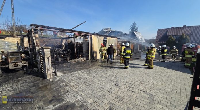 Pożar budynku gospodarczego w Królówce. W środku były maszyny rolnicze – ZDJĘCIA