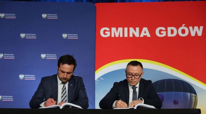 Historyczny moment dla Gdowa. Podpisano umowę na budowę linii kolejowej! – ZDJĘCIA