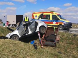 Wypadek w Niedzieliskach. Trzy osoby trafiły do szpitala, ruch wahadłowy na DW 768