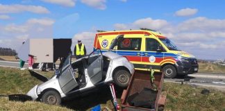 Wypadek w Niedzieliskach. Trzy osoby trafiły do szpitala, ruch wahadłowy na DW 768