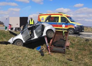 Wypadek w Niedzieliskach. Trzy osoby trafiły do szpitala, ruch wahadłowy na DW 768
